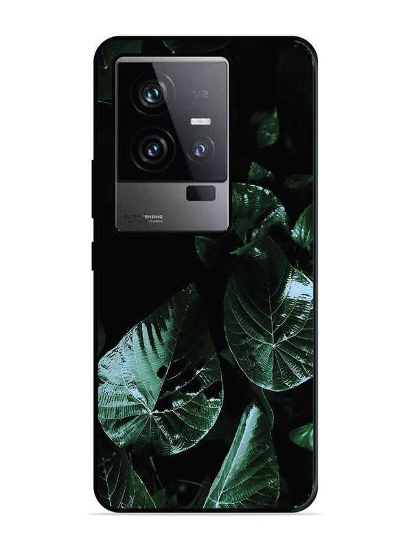 iQoo 11 5G Leafs at night