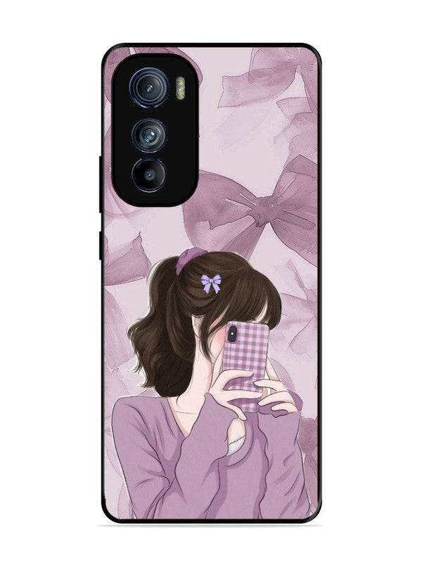 Motorola Edge 30 Pinky Girl taking selfie