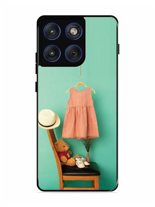 Motorola Edge 70 5G Trendy dress for girl near toy bear