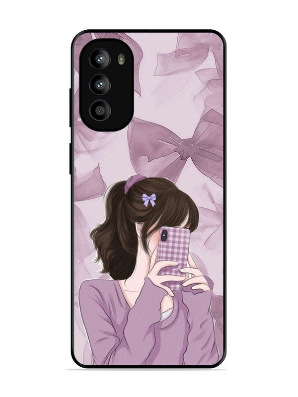 Motorola Moto G62 5G Pinky Girl taking selfie